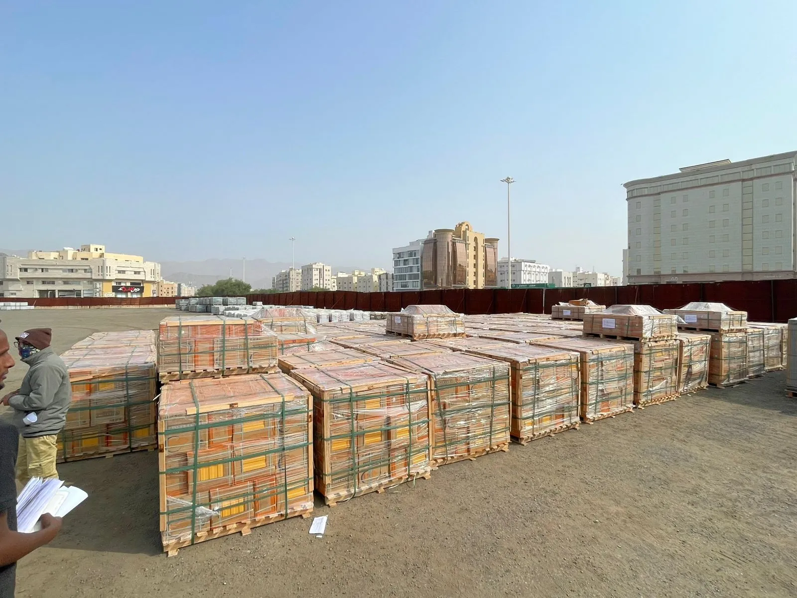 （Nine containers of tactile paving tiles arriving in Daman, Saudi Arabia.）
